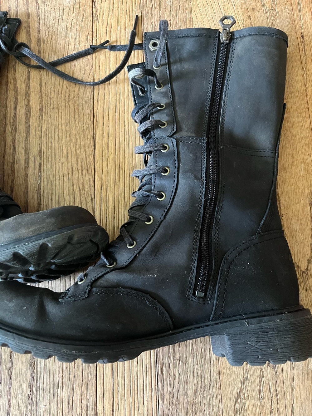 Leaving soon AS IS Timberland women’s 8.5 combat style boots AS IS - Picture 9 of 16